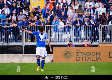 Brescia, Italia. 22nd Ott 2022. Emanuele Ndoj (Brescia FC) celebra il suo gol durante Brescia Calcio vs Venezia FC, partita di calcio italiano Serie B a Brescia, Italia, ottobre 22 2022 Credit: Independent Photo Agency/Alamy Live News Foto Stock