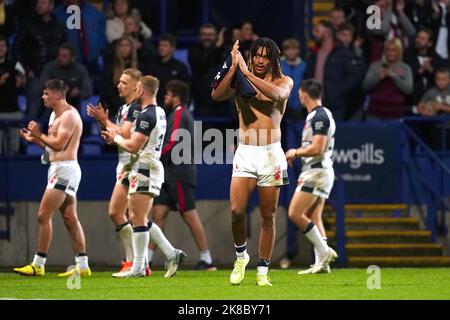 Il Dom Young inglese (a destra) applaude i tifosi dopo il fischio finale del gruppo di Coppa del mondo di Rugby League Una partita allo stadio dell'Università di Bolton, Bolton. Data immagine: Sabato 22 ottobre 2022. Foto Stock