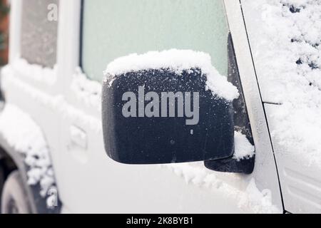 Primo piano della porta dell'auto e dello specchietto retrovisore esterno coperto di neve in inverno, Regno Unito Foto Stock