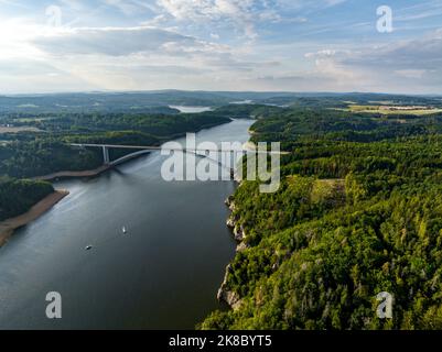 Il ponte Zdakov Steel Arch Bridge che attraversa il fiume Moldava, Repubblica Ceca. Vista aerea. Repubblica Ceca, Europa. Foto Stock