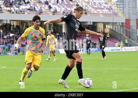 Salerno, Italia. 22nd Ott 2022. Erik Botheim di US Salernitana durante la Serie A match tra US Salernitana 1919 e Spezia Calcio allo Stadio Arechi di Salerno, Italia, il 22 ottobre 2022. Credit: Giuseppe Maffia/Alamy Live News Foto Stock