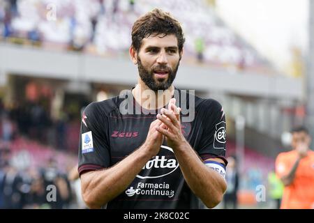 Salerno, Italia. 22nd Ott 2022. Federico Fazio di US Salernitana saluta i tifosi durante la Serie A match tra US Salernitana 1919 e Spezia Calcio allo Stadio Arechi di Salerno, Italia, il 22 ottobre 2022. Credit: Giuseppe Maffia/Alamy Live News Foto Stock
