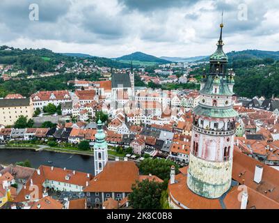 Ceski Krumlov storica città ceca. La città è patrimonio dell'umanità dell'UNESCO sul fiume Moldava. Vista aerea dal drone. Ceco, Krumlov. Europa. Foto Stock