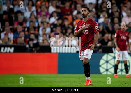 Valencia, Spagna, 22 ottobre 2022. Jaume Costa di RCD Mallorca durante la partita spagnola la Liga Santander tra Valencia CF e RCD Mallorca allo Stadio Mestalla. Foto di Jose Miguel Fernandez /Alamy Live News ) Foto Stock