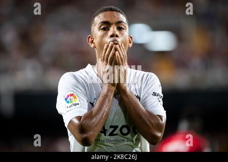 Valencia, Spagna, 22 ottobre 2022. Samuel Lino di Valencia CF Durante la partita spagnola la Liga Santander tra Valencia CF e RCD Mallorca allo stadio Mestalla. Foto di Jose Miguel Fernandez /Alamy Live News ) Foto Stock