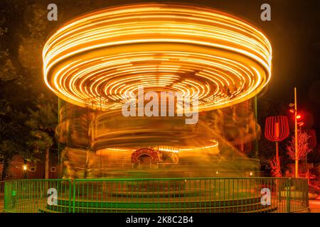 Aarhus, Danimarca; 20 ottobre 2022 - Una lunga esposizione di un Merry-Go-Round, Aarhus, Danimarca Foto Stock