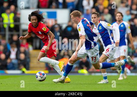 Blackburn, Regno Unito. 22nd ottobre 2022Hayden carter di Blackburn Rovers (17) in possesso della palla durante la partita Sky Bet Championship tra Blackburn Rovers e Birmingham City a Ewood Park, Blackburn sabato 22nd ottobre 2022. (Credit: Mike Morese | MI News) Credit: MI News & Sport /Alamy Live News Foto Stock