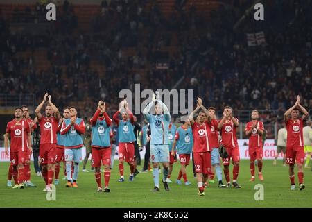 Milano, Italia. 22nd Ott 2022. I giocatori dell'AC Monza applaudono i tifosi dopo il fischio finale della Serie A a a a Giuseppe Meazza a Milano. Il credito per le immagini dovrebbe essere: Jonathan Moskrop/Sportimage Credit: Sportimage/Alamy Live News Foto Stock