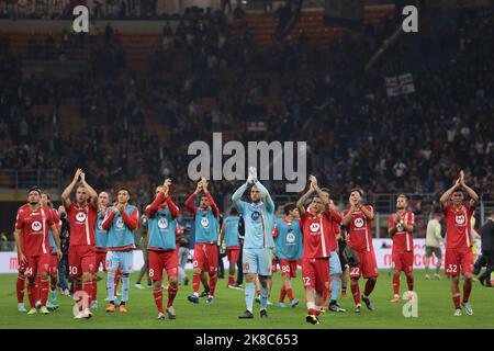 Milano, Italia. 22nd Ott 2022. I giocatori dell'AC Monza applaudono i tifosi dopo il fischio finale della Serie A a a a Giuseppe Meazza a Milano. Il credito per le immagini dovrebbe essere: Jonathan Moskrop/Sportimage Credit: Sportimage/Alamy Live News Foto Stock