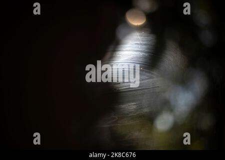 Vetro nuvoloso. Sporcizia sulla superficie. Luce dal sole sulla finestra. Sfondo sfocato. Foto Stock