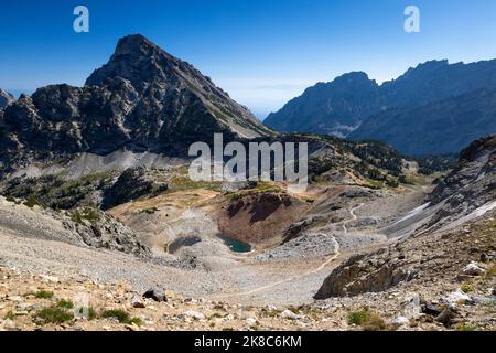 Il monte Woodring si innalza sopra il Paintbrush Canyon Trail mentre si snoda attraverso il terreno alpino. Grand Teton National Park, Wyoming Foto Stock