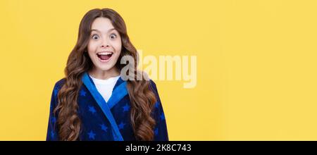 ragazza felice sorpresa bambino in sleepwear dopo il risveglio mattutino, felicità. Faccia del bambino, manifesto orizzontale, ritratto isolato della ragazza adolescente, bandiera con Foto Stock