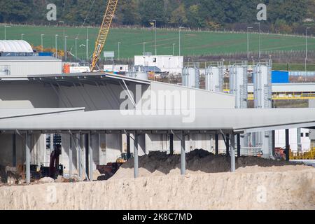 West Hyde, Regno Unito. 22nd ottobre 2022. La HS2 South Portal Compound dove il tunnel di Chiltern di 10 miglia si annoia sotto i Chilterns da due macchine di perforazione di tunnel chiamate Florence e Cecilia. Il calcestruzzo per la costruzione dei viadotti ferroviari viene prodotto in cantiere, così come i segmenti di tunnel a parete in calcestruzzo. La fase 1 del progetto del HS2 risulta essere notevolmente superiore al budget e il Tesoro ha chiesto una revisione finanziaria. Gli ambientalisti stanno continuando la loro lotta per ottenere HS2 da annullare. Credit: Maureen McLean/Alamy Live News Foto Stock