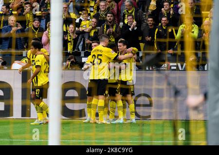 I giocatori di Dortmund in giro per goalschuetze Giovanni REYNA (DO) rallegrano circa l'obiettivo a 3:0, giubilo, allegro, giubilo, gioia, Cheers, festeggia, goaljubel, calcio 1st Bundesliga, 11th° giorno di incontro, Borussia Dortmund (DO) - VfB Stuttgart (S) 5: 0, il 22nd ottobre 2022 a Dortmund/Germania. Foto Stock