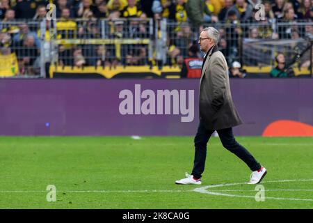 Dortmund, Germania. 22nd Ott 2022. Alexander Wehrle (S, presidente della direzione) cammina dopo il gioco in campo, deluso, deluso, delusione, delusione, Sad, football 1st Bundesliga, 11th matchday, Borussia Dortmund (DO) - VfB Stuttgart (S) 5:0, am 22.10.2022 in Dortmund/ Germania. Credit: dpa/Alamy Live News Foto Stock