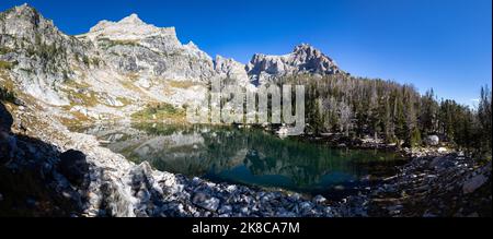 Monte Owen e Teewinot che si innalzano sopra il Lago dell'Anfiteatro. Grand Teton National Park, Wyoming Foto Stock