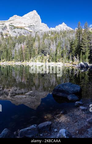 Il Grand Teton e il Monte Owen sorgendo sopra il Lago dell'Anfiteatro. Grand Teton National Park, Wyoming Foto Stock