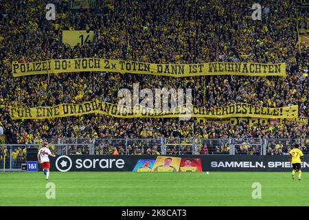 I tifosi di Dortmund avevano striscioni sullo stand sud con l'iscrizione: 'Polizia Thurs: Uccidere altre 2 volte, poi è Natale. Per un ufficio indipendente di denuncia della polizia!" alto, protesta, fan, tifosi, spettatori, tifosi, calcio 1. Bundesliga, 11 Matchday, Borussia Dortmund (DO) - VfB Stuttgart (S) 5: 0, il 22nd ottobre 2022 a Dortmund/Germania. Foto Stock