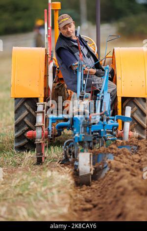 La gara annuale di aratura, hedecutting e ditching tenutasi nel Warwickshire settentrionale, Inghilterra, Sheepy and District 106th. L'evento mostra la capacità di arare utilizzando trattori o cavalli moderni e vintage. Foto Stock