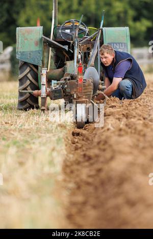 La gara annuale di aratura, hedecutting e ditching tenutasi nel Warwickshire settentrionale, Inghilterra, Sheepy and District 106th. L'evento mostra la capacità di arare utilizzando trattori o cavalli moderni e vintage. Nella foto, 16 anni Jack Gilbert di Derby che partecipa al concorso Foto Stock