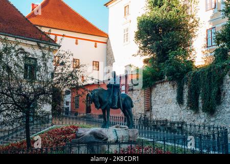 Statua di San Giorgio e il Drago vicino alla porta di pietra. Zagabria, Croazia. Foto Stock