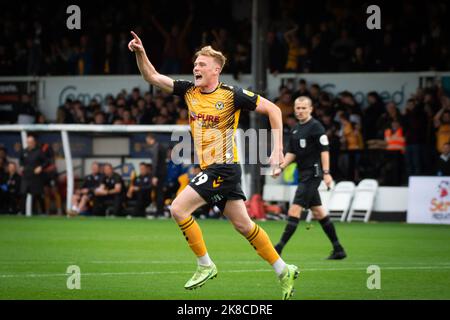 Newport, Regno Unito. 22nd Ott 2022. La volontà Evans della contea di Newport festeggia dopo che ha ottenuto i suoi 1st gol della squadra. EFL Football League Two match, Newport County contro Colchester Utd alla Rodney Parade di Newport, Galles, sabato 22nd ottobre 2022. Questa immagine può essere utilizzata solo per scopi editoriali. Solo per uso editoriale, licenza richiesta per uso commerciale. pic by Credit: Andrew Orchard SPORTS photography/Alamy Live News Foto Stock