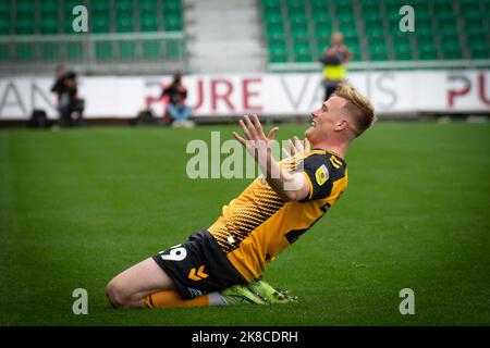 Newport, Regno Unito. 22nd Ott 2022. La volontà Evans della contea di Newport festeggia dopo che ha ottenuto i suoi 1st gol della squadra. EFL Football League Two match, Newport County contro Colchester Utd alla Rodney Parade di Newport, Galles, sabato 22nd ottobre 2022. Questa immagine può essere utilizzata solo per scopi editoriali. Solo per uso editoriale, licenza richiesta per uso commerciale. pic by Credit: Andrew Orchard SPORTS photography/Alamy Live News Foto Stock