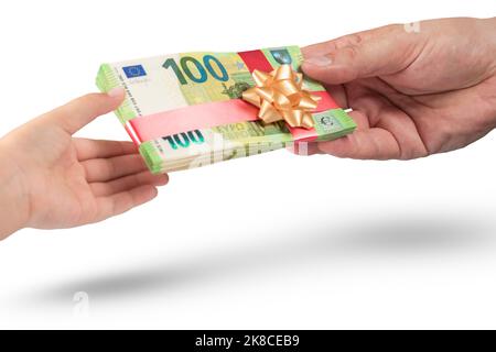 Denaro come regalo isolato su bianco, premio o bonus. Un uomo dà un pacchetto di soldi ad un bambino. Banconote di 100 euro sono legate con un nastro rosso con un Foto Stock