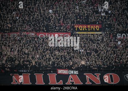 Milano, Italia. 22nd Ott 2022. AC Milan tifosi durante la Serie Italiana Una partita di calcio AC Milan vs Monza allo stadio San Siro di Milano il 22 ottobre 2022 Credit: Piero Crociatti/Alamy Live News Foto Stock