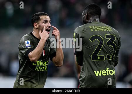 Milano, Italia. 22nd Ott 2022. Ismael Bennacer di AC Milan gests con Fipayo Tomori di AC Milan durante la Serie Italiana Una partita di calcio AC Milan vs Monza allo stadio San Siro di Milano il 22 ottobre 2022 Credit: Piero Crociatti/Alamy Live News Foto Stock