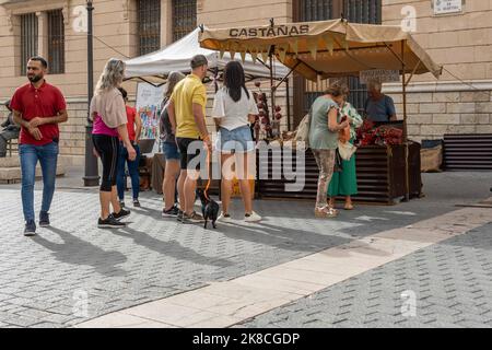 Inca, Spagna; 22 2022 ottobre: Fiera della terra nella città maiorchina di Inca. Stalla di strada che vende castagne arrostite con i clienti. Spagna Foto Stock