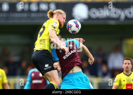 The EnviroVent Stadium, Harrogate, England - 22nd ottobre 2022 Luke Armstrong (29) di Harrogate Town si alza più in alto di Chris Merrie (6) di Tranmere Rovers per vincere il titolo - durante il gioco Harrogate Town contro Tranmere Rovers, EFL League 2, 2022/23, all'EnviroVent Stadium, Harrogate, Inghilterra - 22nd Ottobre 2022 Credit: Arthur Haigh/WhiteRosePhotos/Alamy Live News Foto Stock