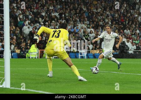 Madrid, Spagna, il 22 ottobre 2022. Luka Modri del Real Madrid? In azione durante la Liga Match Day 11 tra Real Madrid C.F. e Sevilla C.F. allo stadio Santiago Bernabeu di Madrid, Spagna, il 22 ottobre 2022 Credit: Edward F. Peters/Alamy Live News Foto Stock