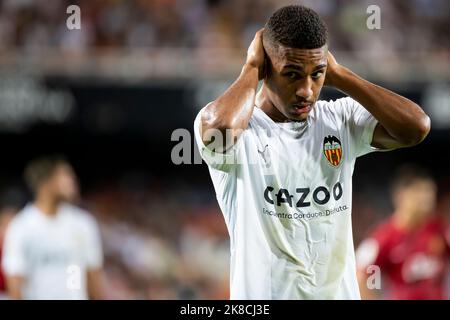 Valencia, Spagna, 22 ottobre 2022. Samuel Lino di Valencia CF Durante la partita spagnola la Liga Santander tra Valencia CF e RCD Mallorca allo stadio Mestalla. Foto di Jose Miguel Fernandez /Alamy Live News ) Foto Stock