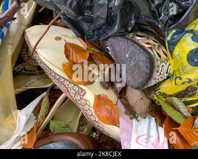 Denham, Uxbridge, Regno Unito. 22nd ottobre 2022. I rifiuti domestici sono scaricati illegalmente nel bosco di Denham, Uxbridge. La quantità di flytipping illegale è in aumento in molte parti del Regno Unito. Credit: Maureen McLean/Alamy Live News Foto Stock