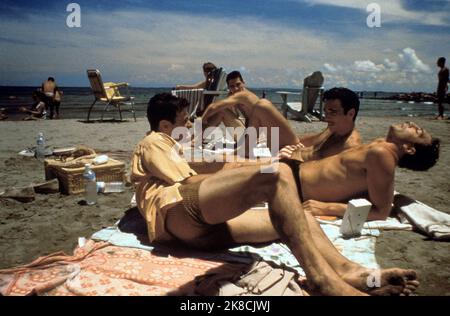 Andrea di Stefano, Javier Bardem Film: Before Night Falls (2000) personaggi: Pepe Malas,Reinaldo Arenas regista: Julian Schnabel 03 settembre 2000 **AVVERTENZA** questa fotografia è solo per uso editoriale ed è copyright di FINE LINE e/o del fotografo assegnato dalla Film o dalla Production Company e può essere riprodotta solo da pubblicazioni in concomitanza con la promozione del film di cui sopra. È richiesto un credito obbligatorio per LA LINEA FINE. Il fotografo deve essere accreditato anche quando è noto. Nessun uso commerciale può essere concesso senza autorizzazione scritta da parte della Film Company. Foto Stock