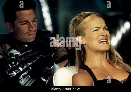 Patrick Kake & Victoria Pratt Televisione: Cleopatra 2525 (2000) personaggi: Mauser (23 episodi, 2000-2001) & Rose 'Sarge' 17 gennaio 2000 **AVVERTENZA** questa fotografia è solo per uso editoriale ed è copyright di RENAISSANCE e/o del fotografo assegnato dalla Film o dalla Production Company e può essere riprodotta solo da pubblicazioni in concomitanza con la promozione del film di cui sopra. È richiesto un credito obbligatorio per IL RINASCIMENTO. Il fotografo deve essere accreditato anche quando è noto. Nessun uso commerciale può essere concesso senza autorizzazione scritta da parte della Film Company. Foto Stock