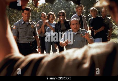 Peter Dobson, neve Campbell, Jamie Lee Curtis & Danny Devito Film: Annegando Mona (USA 2000) personaggi: Lt. Feege Gruber, Ellen rash, Rona Mace, Chief Wyatt rash regista: Nick Gomez 02 gennaio 2000 **AVVERTENZA** questa fotografia è solo per uso editoriale ed è copyright dei FILM DI NEVERLAND e/o del fotografo assegnato dalla Film o dalla Production Company e può essere riprodotta solo da pubblicazioni in concomitanza con la promozione del film di cui sopra. È richiesto un credito obbligatorio per I FILM DI NEVERLAND. Il fotografo deve essere accreditato anche quando è noto. Non può essere concesso alcun uso commerciale con Foto Stock