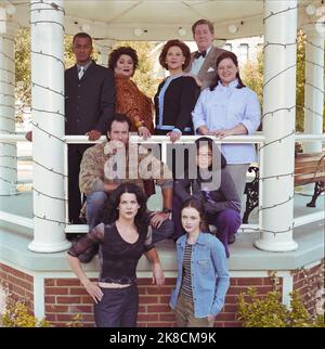 Lauren Graham, Alexis Bledel, Scott Patterson, Keiko Agena, Yanic Truesdale, Liz Torres, Vescovo di Kelly, Edward Herrmann & Melissa McCarthy Televisione: Gilmore Girls (serie TV) personaggi: Lorelai Gilmore, Rory Gilmore, Luke Danes, Lane Kim, Michel Gerard, James USA 2000-2007, 05 ottobre 2000 **AVVERTIMENTO** questa fotografia è solo per uso editoriale ed è copyright di WARNER BROS. TV e/o il fotografo assegnato dalla Film o dalla Società di produzione e può essere riprodotto solo da pubblicazioni in concomitanza con la promozione di quanto sopra Foto Stock