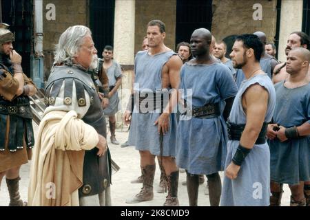 Oliver Reed, Ralf Moeller, Djimon Hounsou & Russell Crowe Film: Gladiator (USA/UK 2000) personaggi: Proxio,,Juba & Maximus regista: Ridley Scott 01 maggio 2000 **AVVERTENZA** questa fotografia è solo per uso editoriale ed è copyright di DREAMWORKS e/o del fotografo assegnato dalla Film o dalla Production Company e può essere riprodotta solo da pubblicazioni in concomitanza con la promozione del film di cui sopra. È richiesto un credito obbligatorio a DREAMWORKS. Il fotografo deve essere accreditato anche quando è noto. Nessun uso commerciale può essere concesso senza autorizzazione scritta da parte della Film Company. Foto Stock