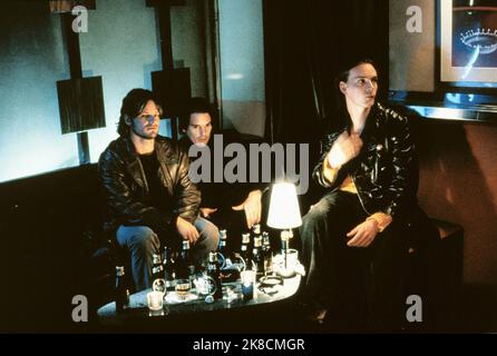 Steve Zahn, Ethan Hawke, Dechen Thurman Film: Hamlet (2000) personaggi: Rosencrantz,Hamlet,Guildenstern regista: Michael Almereyda 24 gennaio 2000 **AVVERTENZA** questa fotografia è solo per uso editoriale ed è copyright del CANALE QUATTRO e/o del fotografo assegnato dalla Film o dalla Production Company e può essere riprodotta solo da pubblicazioni in concomitanza con la promozione del film di cui sopra. È richiesto un credito obbligatorio per IL CANALE QUATTRO. Il fotografo deve essere accreditato anche quando è noto. Nessun uso commerciale può essere concesso senza autorizzazione scritta da parte della Film Company. Foto Stock