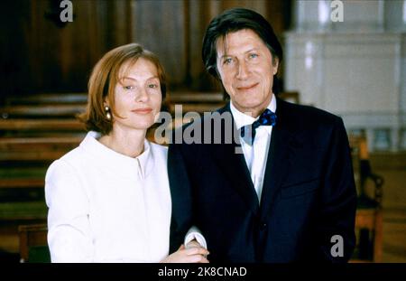 Isabelle Huppert & Jacques Dutronc Film: Merci pour le Chocolat; Nightcap (2000) personaggi: Marie-Claire ''Mikaa'' Muller, Andre Polonski regista: Claude Chabrol 02 agosto 2000 **AVVERTENZA** questa fotografia è solo per uso editoriale ed è copyright di OCCHIO ARTIFICIALE e/o fotografo assegnato dalla Film o dalla Società di produzione e può essere riprodotta solo da pubblicazioni in concomitanza con la promozione del film di cui sopra. È richiesto un credito obbligatorio per L'OCCHIO ARTIFICIALE. Il fotografo deve essere accreditato anche quando è noto. Nessun uso commerciale può essere concesso senza l'autorizzazione scritta f Foto Stock