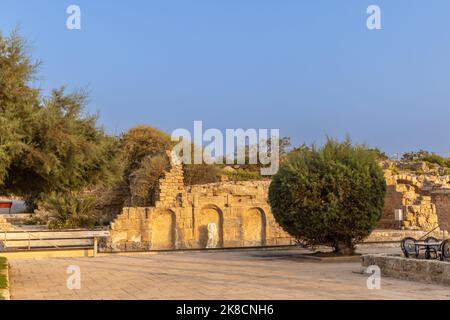 CESAREA, Israele - 11 2022 agosto, superbamente conservato antico soffitto ad arco di bancarelle. Parco Nazionale Caesarea sul Mediterraneo. Foto Stock