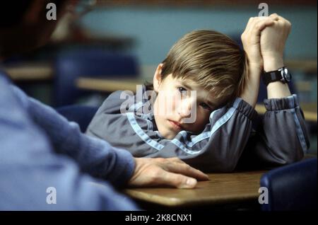 Haley Joel Osment Film: Pay it Forward (USA 2000) personaggi: Trevor McKinney regista: Mimi Leder 12 ottobre 2000 **AVVISO** questa fotografia è solo per uso editoriale ed è copyright di WARNER BROS. E/o del fotografo assegnato dalla Film o dalla Production Company e può essere riprodotta solo da pubblicazioni in concomitanza con la promozione del suddetto Film. È richiesto un credito obbligatorio per WARNER BROS. Il fotografo deve essere accreditato anche quando è noto. Nessun uso commerciale può essere concesso senza l'autorizzazione scritta della Film Company. Foto Stock