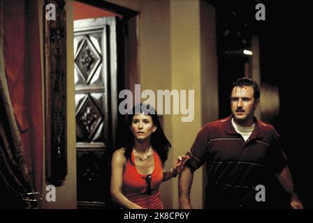 Courteney Cox & David Arquette Film: Scream 3 (USA 2000) personaggi: Gale Weathers, Dewey Riley regista: WES Craven 03 febbraio 2000 **AVVERTENZA** questa fotografia è solo per uso editoriale ed è copyright dei FILM DI DIMENSIONE e/o del fotografo assegnato dalla Film o dalla Production Company e può essere riprodotta solo da pubblicazioni in concomitanza con la promozione del film di cui sopra. È richiesto un credito obbligatorio per LE PELLICOLE DIMENSIONALI. Il fotografo deve essere accreditato anche quando è noto. Nessun uso commerciale può essere concesso senza autorizzazione scritta da parte della Film Company. Foto Stock