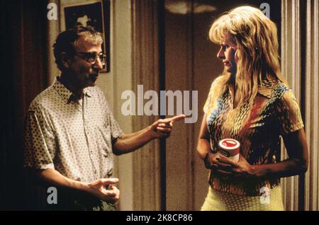 Tracey Ullman & Woody Allen Film: Small Time Crooks (USA 2000) personaggi: Frenchy & Ray Director: Woody Allen 19 Maggio 2000 **ATTENZIONE** questa foto è solo per uso editoriale ed è il copyright di DREAMWORKS e/o del fotografo assegnato dalla Film o dalla Società di produzione e può essere riprodotto solo da pubblicazioni in concomitanza con la promozione del suddetto Film. È richiesto un credito obbligatorio per DREAMWORKS. Il fotografo deve essere accreditato anche quando è noto. Nessun uso commerciale può essere concesso senza l'autorizzazione scritta della Film Company. Foto Stock