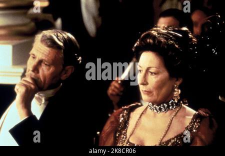 James Fox & Anjelica Huston Film: The Golden Bowl (2000) personaggi: Il colonnello Bob Assingham & Fanny Assingham regista: James Ivory 01 aprile 2000 **AVVERTENZA** questa fotografia è solo per uso editoriale ed è copyright di TFI INTERNETIONAL e/o del fotografo assegnato dalla Film o dalla Production Company e può essere riprodotta solo da pubblicazioni in concomitanza con la promozione del film di cui sopra. È richiesto un credito obbligatorio a TFI INTERNETIONAL. Il fotografo deve essere accreditato anche quando è noto. Nessun uso commerciale può essere concesso senza autorizzazione scritta da parte della Film Company. Foto Stock