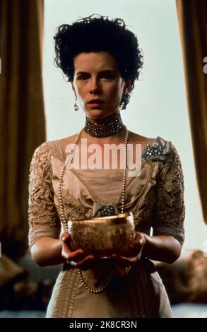 Kate Beckinsale Film: The Golden Bowl (2000) personaggi: Maggie Verver regista: James Ivory 01 aprile 2000 **AVVERTENZA** questa fotografia è solo per uso editoriale ed è copyright di TFI INTERNETIONAL e/o del fotografo assegnato dalla Film o dalla Production Company e può essere riprodotta solo da pubblicazioni in concomitanza con la promozione del film di cui sopra. È richiesto un credito obbligatorio a TFI INTERNETIONAL. Il fotografo deve essere accreditato anche quando è noto. Nessun uso commerciale può essere concesso senza autorizzazione scritta da parte della Film Company. Foto Stock