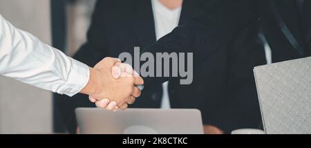 Affare di affari riuscito dell'uomo d'affari professionale che scuote le mani insieme sulla riunione di negoziazione. Foto Stock