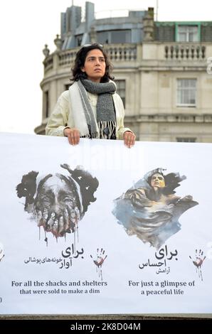 Londra, Regno Unito, 22 ottobre 2022, protesta a Londra Trafalgar Squre per la morte di Mahsa Amini nelle mani della polizia morale iraniana per aver indossato in modo errato il suo hijab. Credit: JOHNNY ARMSTEAD/Alamy Live News Foto Stock